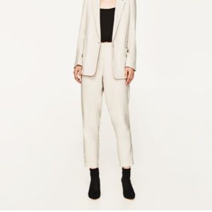 Side pocket carrot leg pants.